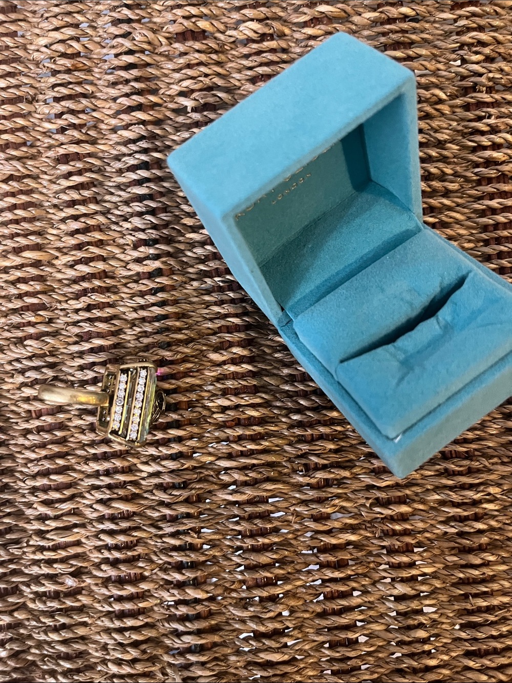 Kurt Geiger Aurora Crystal Cocktail Ring in Aqua - Size 7 - Picture 4 of 6